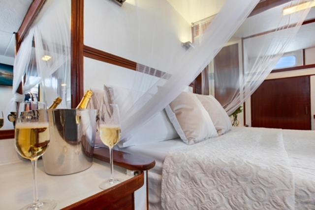 Charming Boat In Barcelona - Perfect Getaway Hotel Sant Adrià de Besòs Eksteriør billede