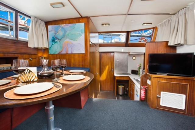 Charming Boat In Barcelona - Perfect Getaway Hotel Sant Adrià de Besòs Eksteriør billede