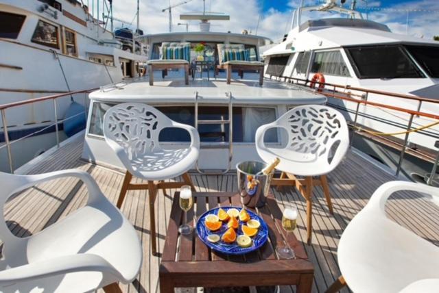 Charming Boat In Barcelona - Perfect Getaway Hotel Sant Adrià de Besòs Eksteriør billede