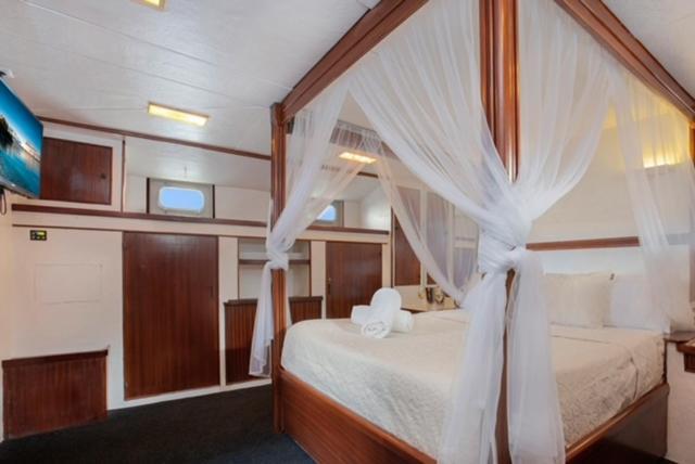 Charming Boat In Barcelona - Perfect Getaway Hotel Sant Adrià de Besòs Eksteriør billede
