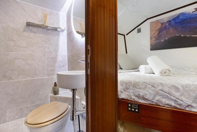 Charming Boat In Barcelona - Perfect Getaway Hotel Sant Adrià de Besòs Eksteriør billede