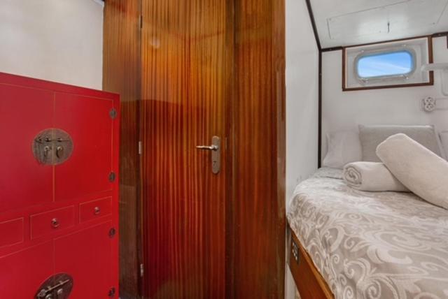 Charming Boat In Barcelona - Perfect Getaway Hotel Sant Adrià de Besòs Eksteriør billede